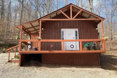 Image de Happy Hills 🙂It’s a three bedroom one bath cabin with a side patio and garage