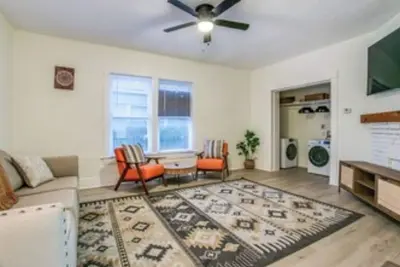 Image de 6 Bedrooms Sleeps 11, 3 Miles to Downtown!