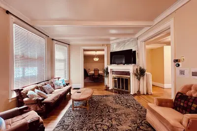 Image de Farmhouse Retreat15-min Walk to the Falls Sleeps 12+
