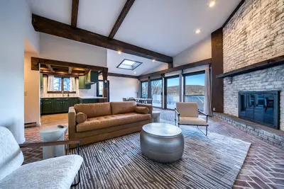 Image de New Outdoor Hot Tub! Luxury 2 Bedroom Suite -The Haüs Windham
