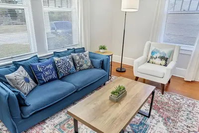 Image de Spacious Home in Arts District Gvl + 1mi to Falls Park Dt+ Artisan Table Swing