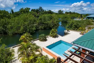 Comfortable Home w\/ Private Plunge Pool, Location!