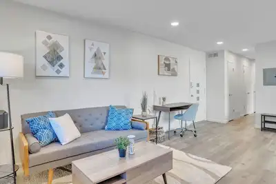 Image de Beautiful Furnished 2 Bedroom w Fast Wi-Fi + Parking Space + Central Dt Location