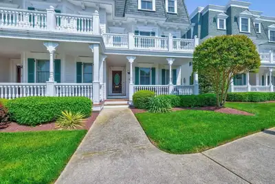 Image de Ocean view & pool, 4 bed/5 bath, 1 block to beach, 3 blocks to town!