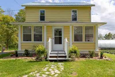 Image de 1900’s farmhouse with old country charm. Six miles to Lake Wallenpaupack