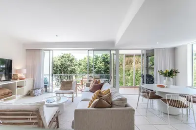 Image de Heart of Sunshine, Spacious Apt with Pool & Garden