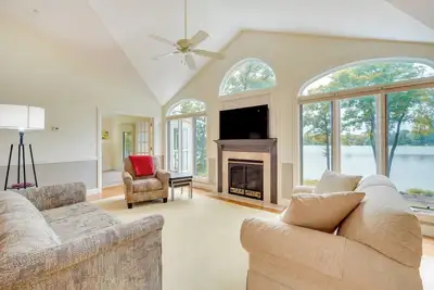 Image de Spacious Lakefront New Auburn Home w\/ Sunroom