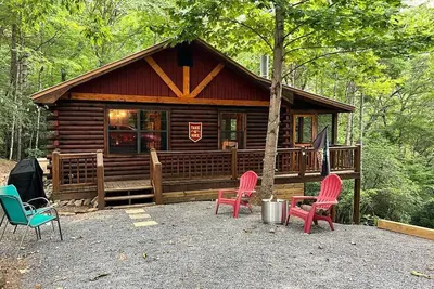 Image de Cozy & Modern Cabin with Hot Tub 10 minutes from Downtown Blue Ridge 2bed/1bath