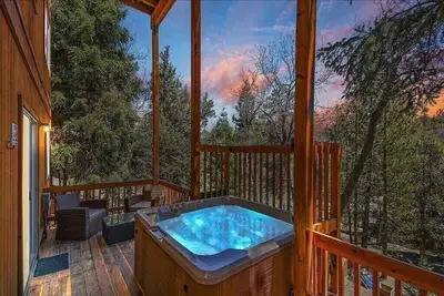 Image de Luxe Cabin | Ev Charger • HotTub • FirePit • Games