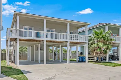Image de Charming, nautical home with pool access, large deck, washer/dryer & Ev charger