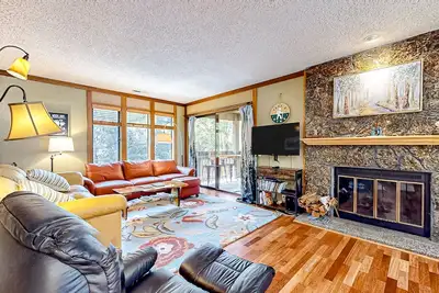 Image de Riverfront condo with beautiful view, fireplace & deck - near best of Mt. Hood