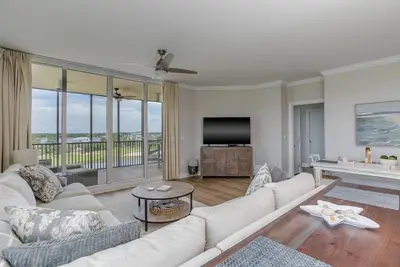 Image de 5th Floor Classy Corner Condo | Bright & Spacious | Free Golf | Pools | Private Beach Club Access