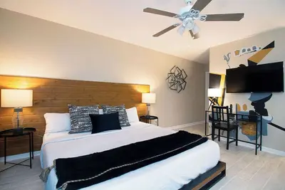 Image de Your Montrose Marshal! Sleeps 18, 9br, 9ba, 9pa