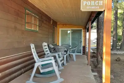 10 Mins to the lake! Family sized Cabin in the heart of Lakeside