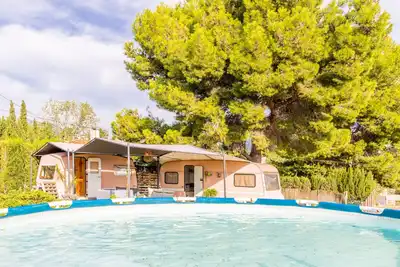Image de Maison de vacances \"Caravana-Glamping Casa Tortuga\" avec vue sur les montagnes, piscine et Wi-Fi