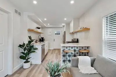 Image de Enjoy a stylish experience at this unique, modern duplex in Downtown Ferndale