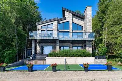 Image de Bayview Oasis: Luxe Lakeside Escape w/ Pickleball