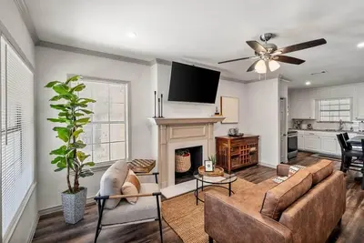 Image de Minutes to Tcu! Modern Model Home. Patio. Bbq.