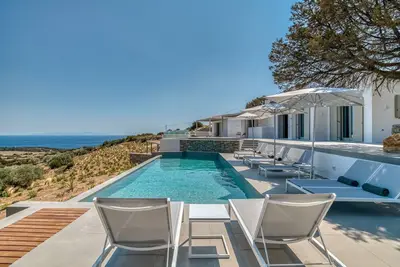 Image de 7 Bedroom Sea View Villa with Private Pool in Paros | Lily Rock Villa