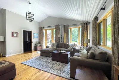 Image de Lovely 4 bedroom, 2. 5 Bathroom Private Home. Minutes to lift at Dv! Hot Tub!