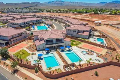 Image de 2 Private Pools, Hot Tubs, Sport Courts, Fire Pits!