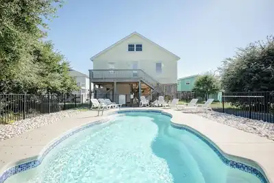 Image de SunBurns: Dog-friendly Home with Private Pool on Oak Island