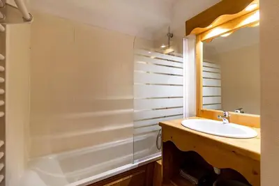 Image de 1er étage, vue rue, remise en forme, piscine, sauna, balcon, télévision, casier à ski, 38m²