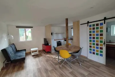 Image de Maisonnette 4-6 personnes sur grand terrain clos (animaux bienvenus! )