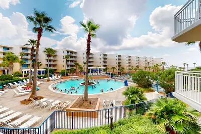 Image de Ocean-view condo with heated pool, hot tub, gym & W/D - snowbird-friendly