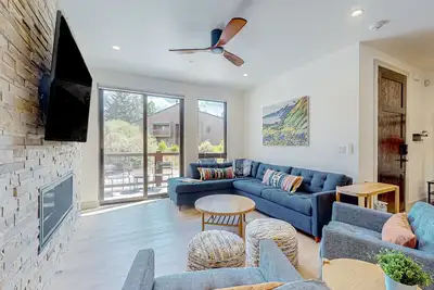 Image de Silverthorne retreat with garage, fireplace, balcony, and easy ski access