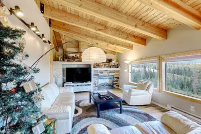 Image de Conveniently located home with views, Ping-Pong, deck, & fireplaces