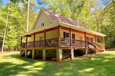 Image de Lake Gaston Offshore Oasis! Cabin on huge property