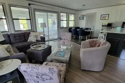 Image de Something for everyone! Walk to beach/restaurant/parks/\nshopping/entertainment