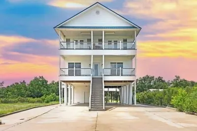 Image de Getting Nauti by the Bay! ! 5 Bedrooms, Waterfront!