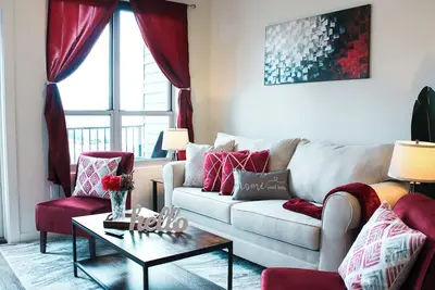 Image de Lavish Apartment in the Heart of Downtown! Pool, Gym, King Bed, Coffee Bar!