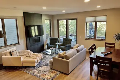 Image de Luxurious Shadowrock Townhouse: Breathtaking Views & Premier Mountain Living