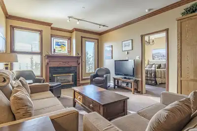 Image de Top Floor Grandview Condo with stunning mountain views, Patio & Bbq