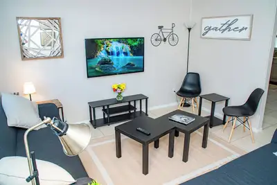 Image de Sleeps 10 • King Suite • 5 Min to Ybor & Hard Rock & Downtown Tampa • Backyard