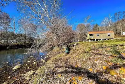 Image de Meadow Riverfront Cabin\n
