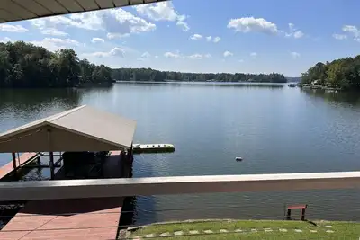 Image de Cozy waterfront home with boat ramp, dock and gentle sloping lot.
