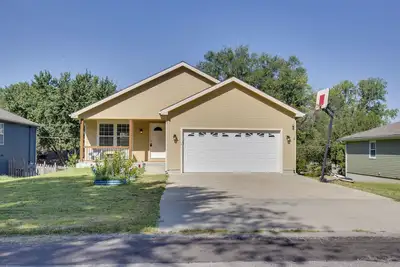 Image de Family-Friendly Lansing Home with Covered Balcony!