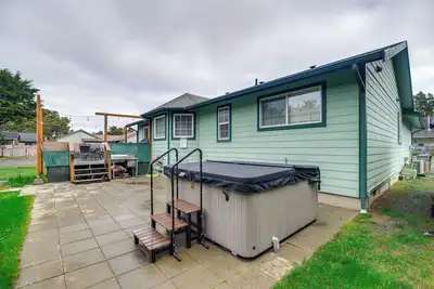 Image de Pet-Friendly Westport Vacation Rental w/ Hot Tub!
