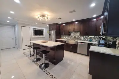 Image de Minutes from the downtown life of Delray Beach and a mile away from the beach!