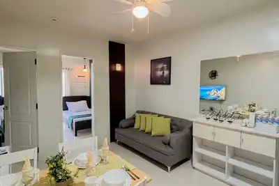 Image de Emerald 2 bedroom apartment with a pool, gym, and a balcony with a view