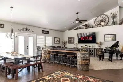 Image de Spacious Retreat for over 32 Parking, Horse Stalls