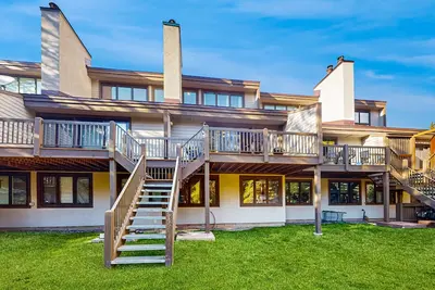 Image de Renovated townhome on Gore Creek with 2 decks, steps to ski shuttle