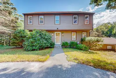 Image de Beautifully renovated home near area's beaches with cathedral ceilings & grill