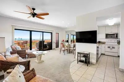 Image de Condo with expansive ocean views from the kitchen, lanai & primary suite