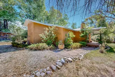 Image de Charming house with large yard, easy access to ski valley & town, dog-friendly
