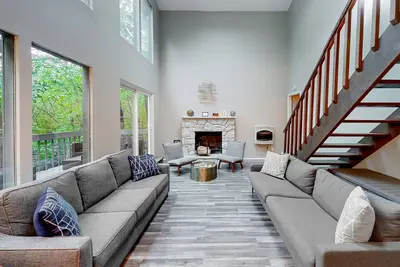 Image de Brentwood Burrow | East Stroudsburg home with hot tub, wood-burning fireplace